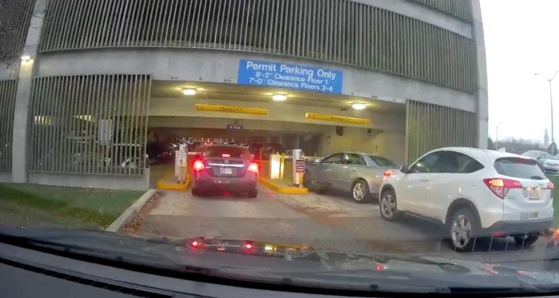  - VIDEO - Excédé par une barrière du parking qui ne s'ouvre pas, l’automobiliste craque complètement
