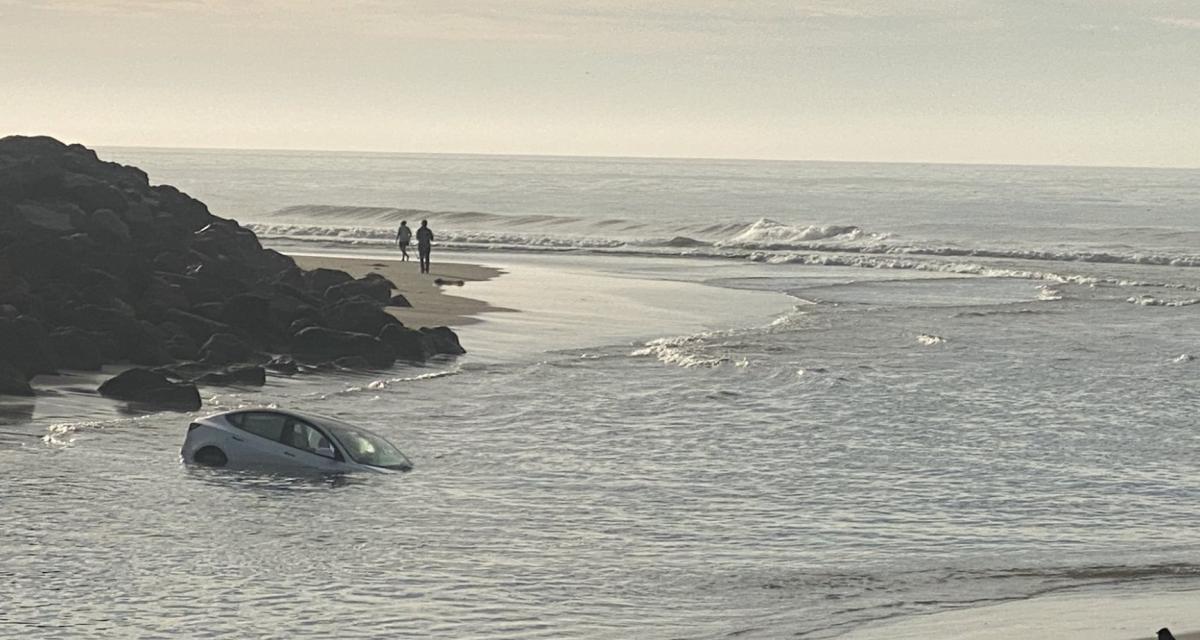 Cette Tesla a été abandonnée sur la plage et emportée par la marée, son propriétaire est toujours recherché