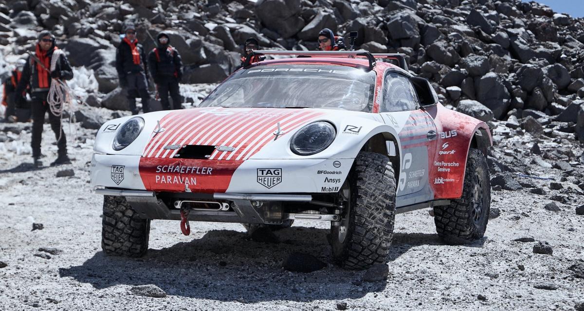Pilotée par Romain Dumas, cette Porsche 911 tout-terrain gravit le volcan le plus haut du monde