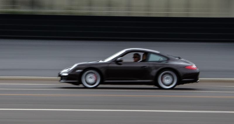  - La gendarmerie stoppe une Porsche à plus de 200 km/h sur l'autoroute, elle peut repartir en échange d’une grosse somme d’argent