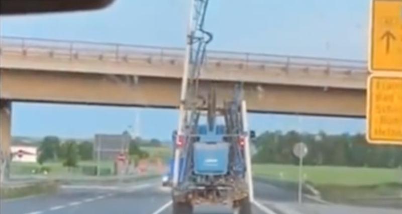 VIDEO - Trop haute pour ce pont, la perche de ce tracteur est restée sur le carreau