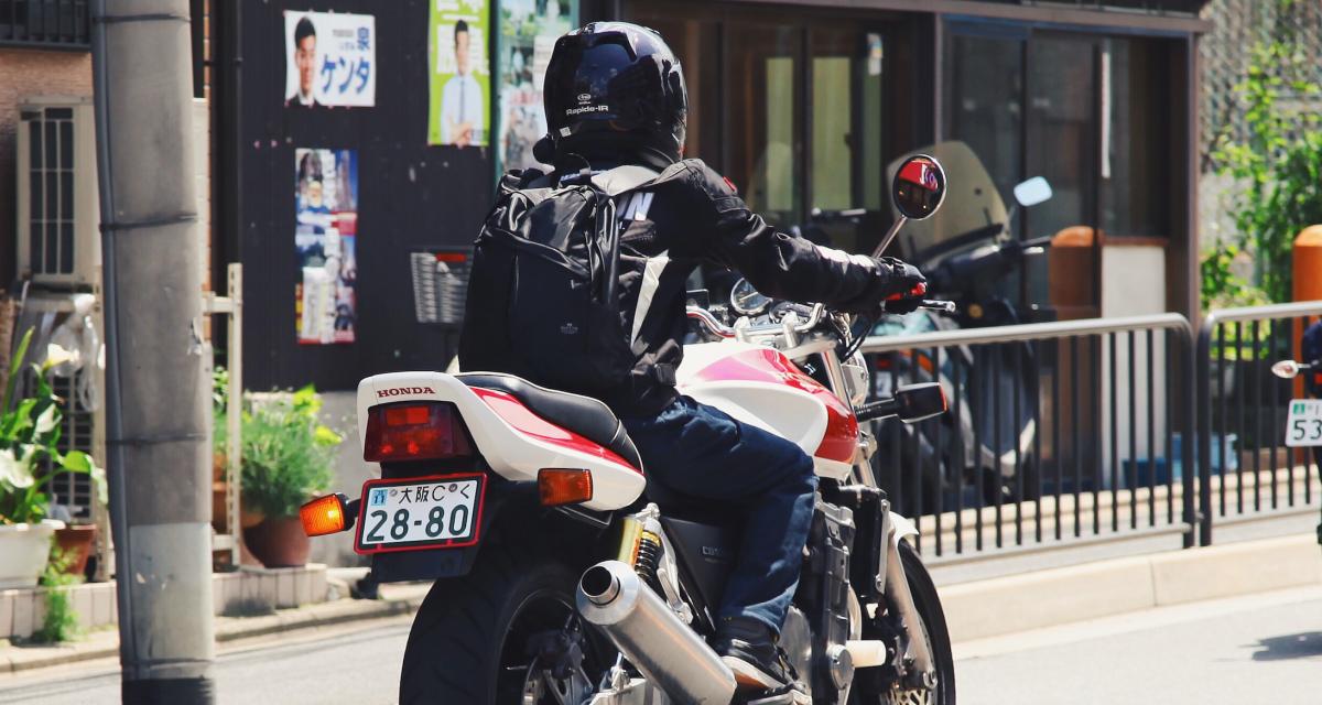 Rodéo sauvage en centre-ville : les policiers ne lâchent pas ce jeune motard d'une semelle !