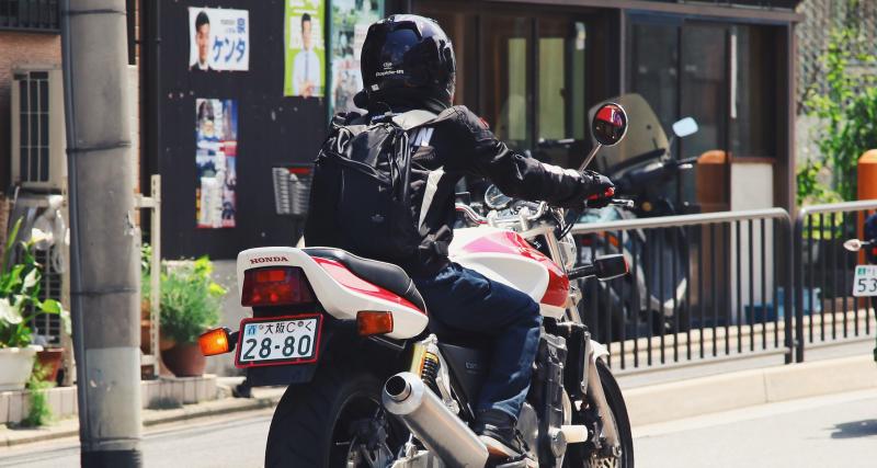  - Rodéo sauvage en centre-ville : les policiers ne lâchent pas ce jeune motard d’une semelle !