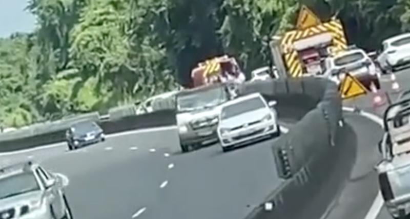 Cet automobiliste repart en marche arrière sur l'autoroute pour observer un accident