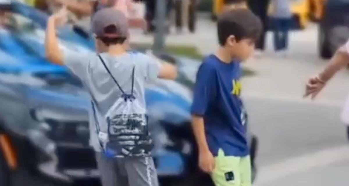 Cet enfant passe ses nerfs sur la carrosserie d'une Bugatti, mais que font les parents ?