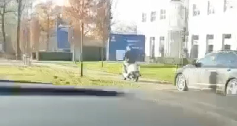  - Cette voiture de police banalisée poursuit un scooter sur une piste cyclable
