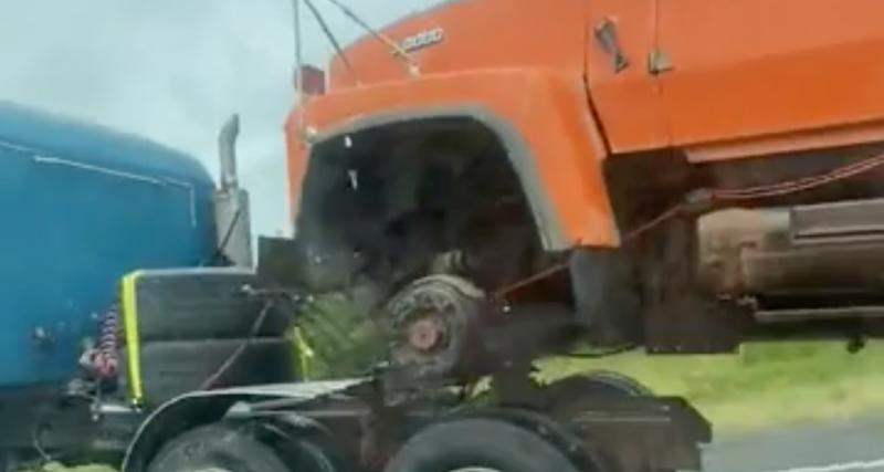  - VIDEO - Ce camion tracte un nombre impressionnant de véhicules !