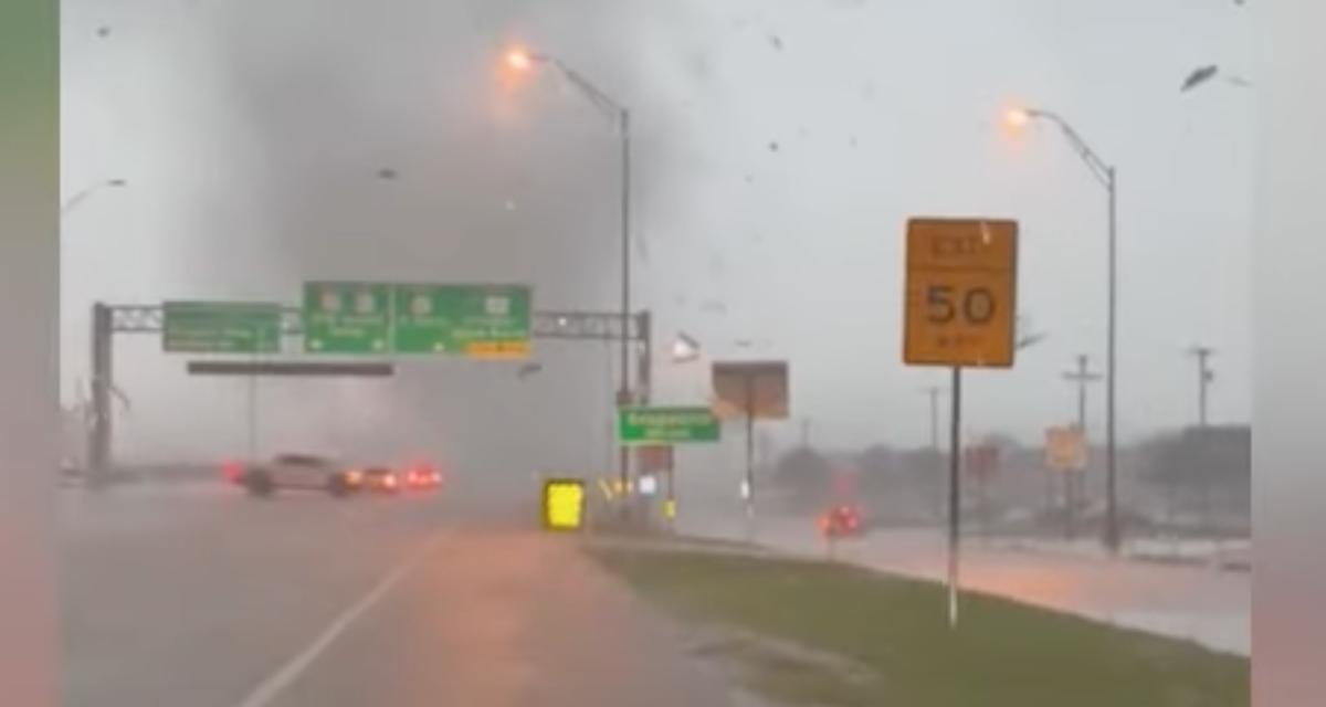 Un automobiliste filme une tornade qui ravage une autoroute, des images impressionnantes