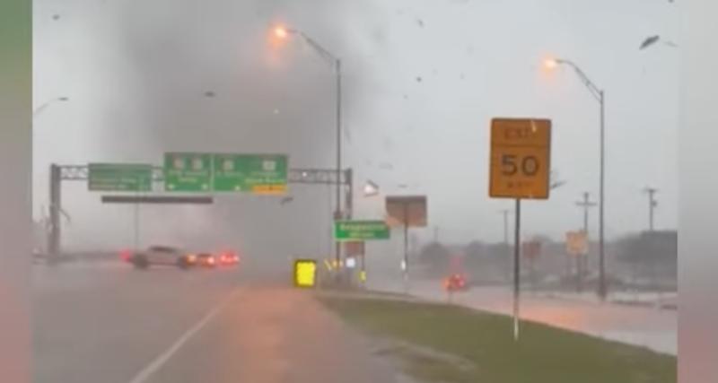  - Un automobiliste filme une tornade qui ravage une autoroute, des images impressionnantes
