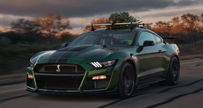  - VIDEO - Cette Mustang préparée dépasse les 300 km/h avec un sapin accroché au toit