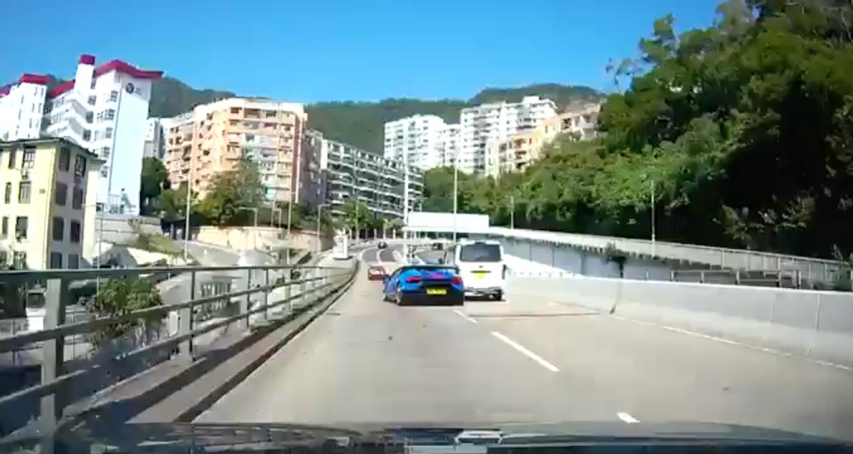 Cette Lamborghini foire son accélération, elle envoie un minibus dans le mur