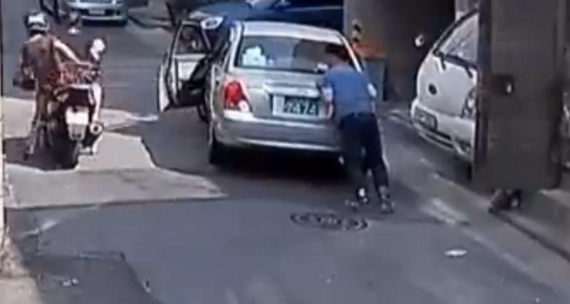  - Le conducteur du scooter veut aider un automobiliste en galère, s'abstenir aurait été plus raisonnable
