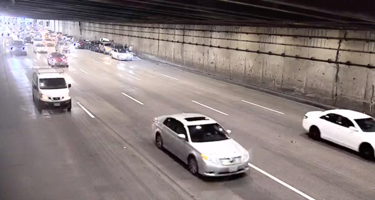Ce conducteur s'arrête au milieu d'un tunnel, ça provoque un énorme embouteillage