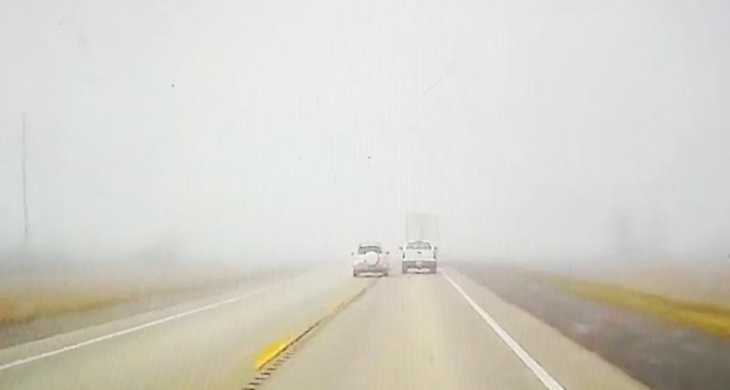  - Le brouillard est dense, cet automobiliste prend quand même le risque de dépasser