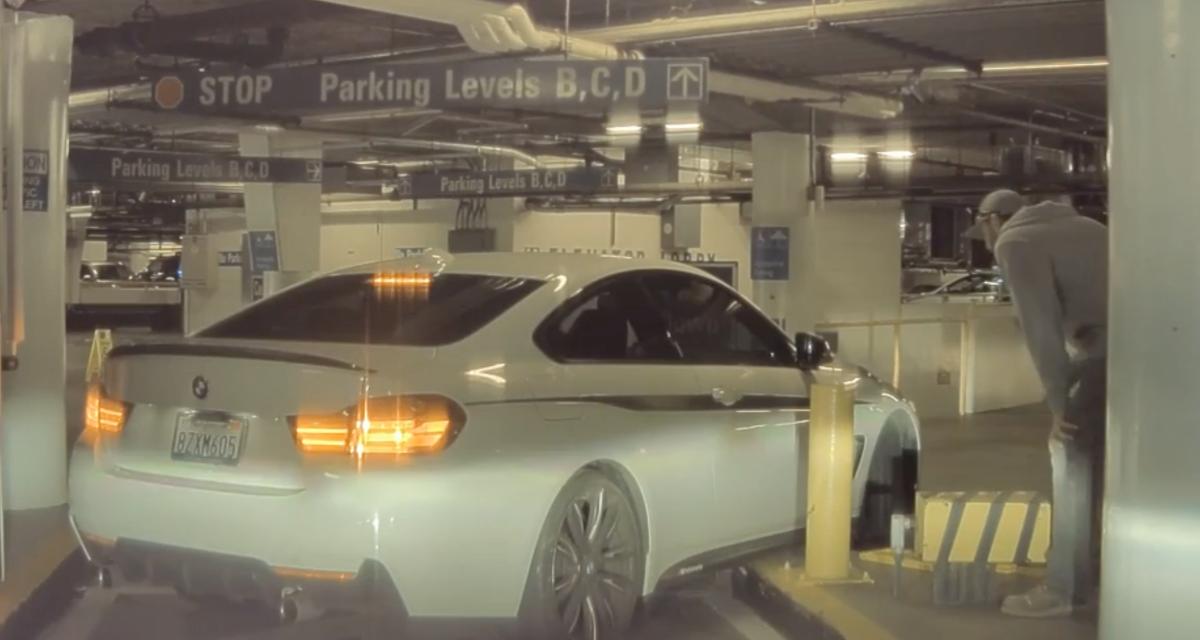 Cette BMW est bloquée dans un parking, elle ne s'en sort pas malgré toutes ses tentatives