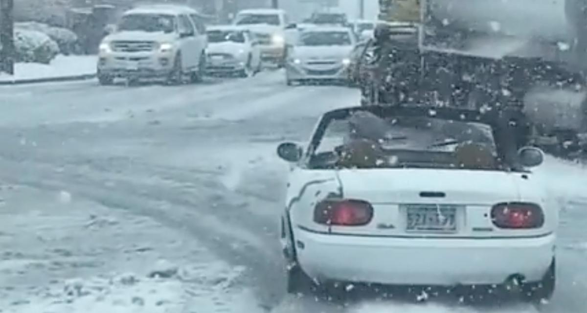 Cet automobiliste roule en décapotable, malgré la neige qui tombe en abondance
