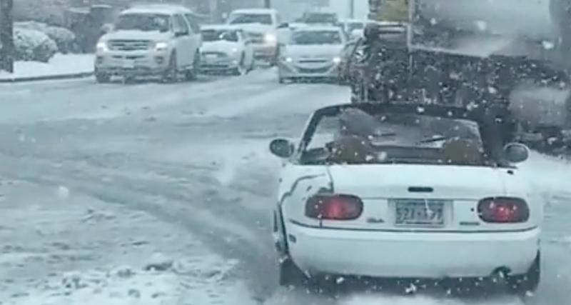  - Cet automobiliste roule en décapotable, malgré la neige qui tombe en abondance