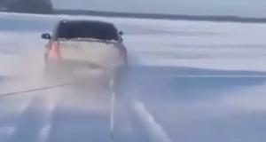 Ils s’amusent à faire du ski nautique sur un lac gelé, la glace cède sous le poids de la voiture qui les tire