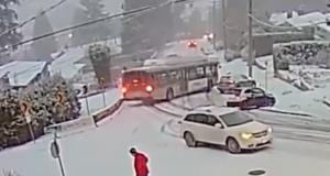 Ce bus perd le contrôle à cause de la neige, il emporte tout sur son passage