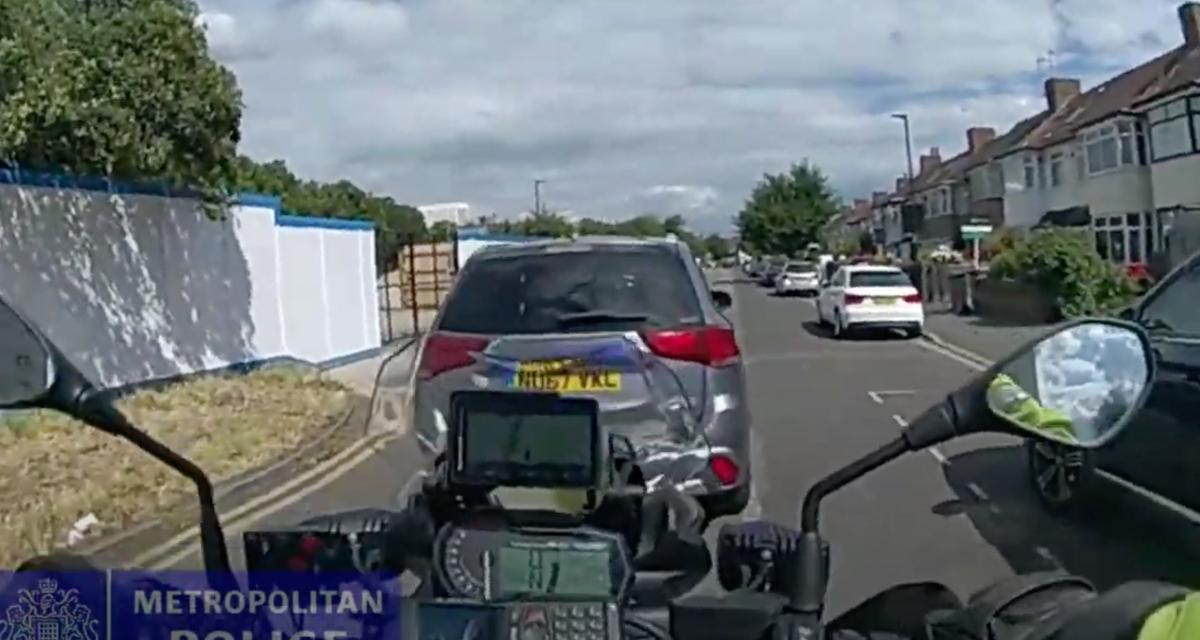 Le contrôle de police dérape, l'automobiliste percute le policier à moto en marche arrière