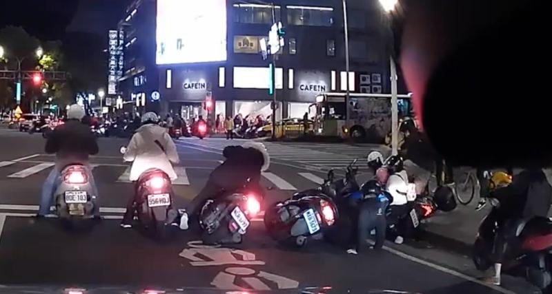  - Ce scooter n'est pas assez attentif au feu rouge, il entraîne ses camarades dans sa chute