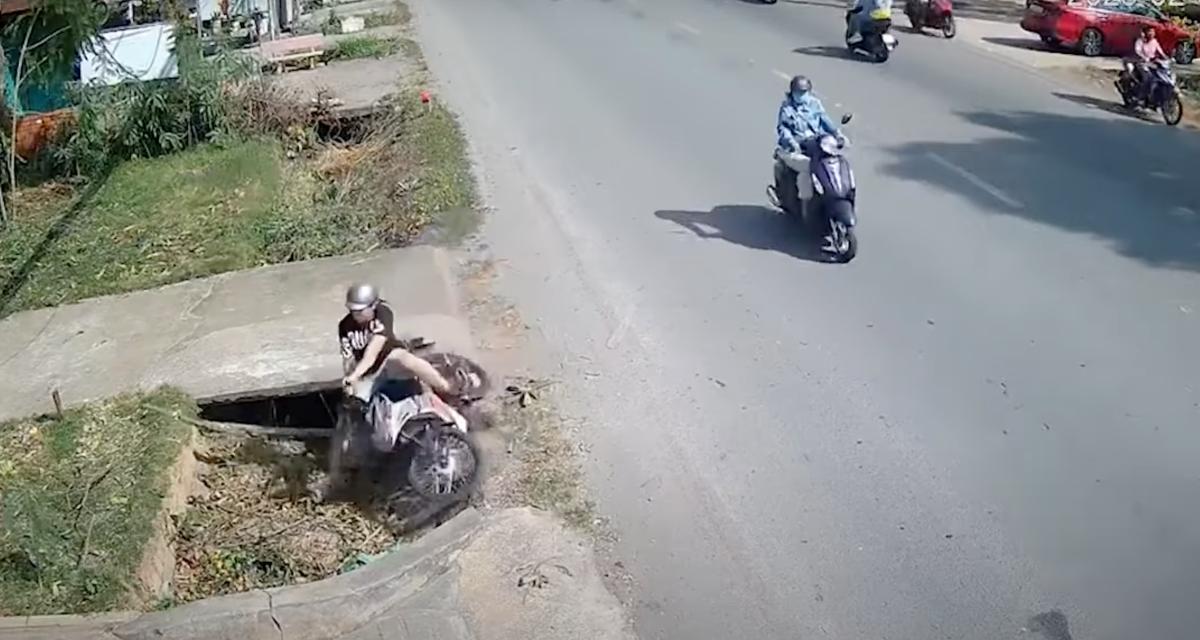 Ce motard loupe son appui, sa moto finit dans un trou