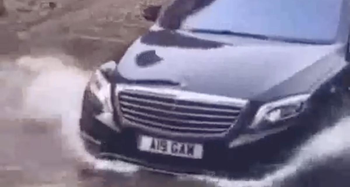 Cette Mercedes s'aventure dans une énorme flaque d'eau, pas sûr que le moteur tienne le coup
