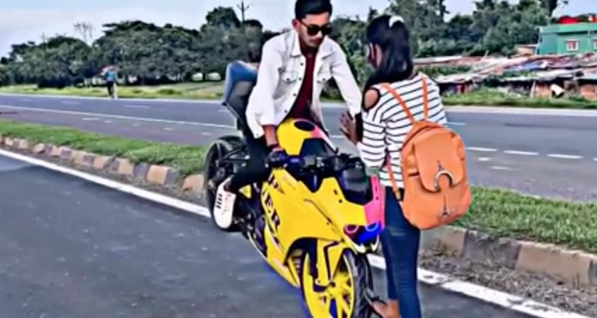 Ce motard tente une figure avec sa moto, ça n'impressionne pas du tout sa petite amie