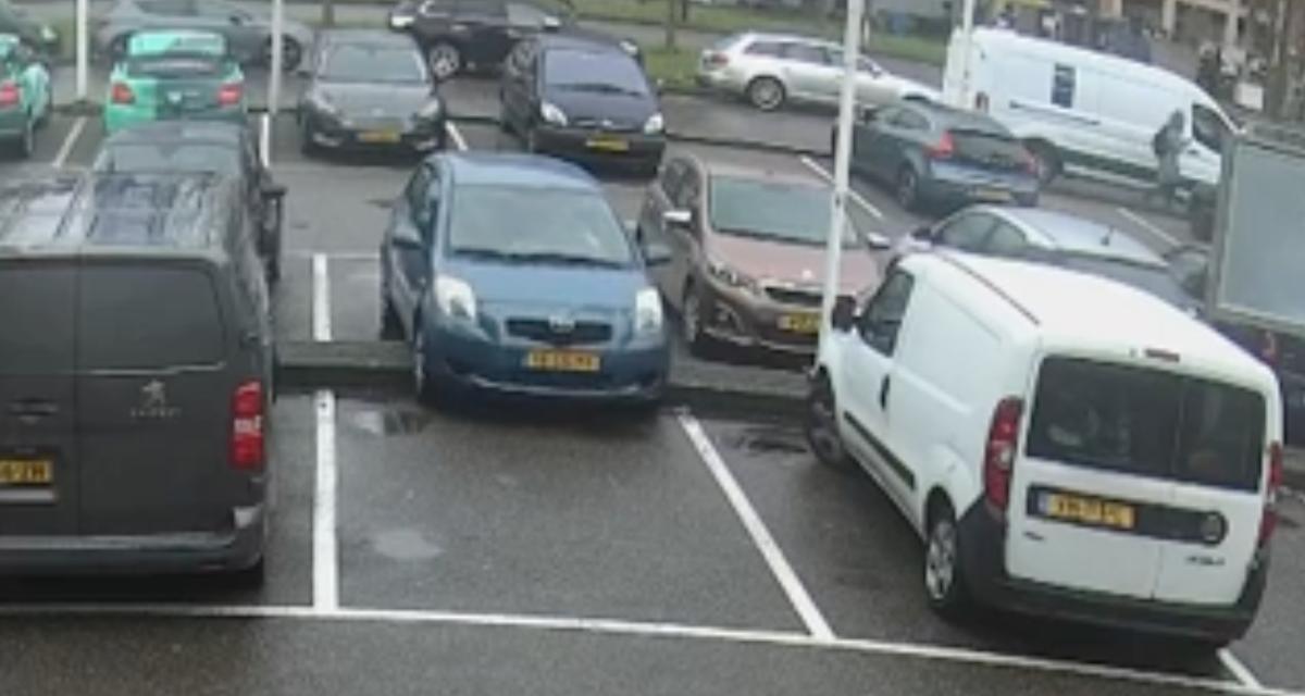 Cet automobiliste essaie de se garer sur une place de parking, c'est un fiasco total