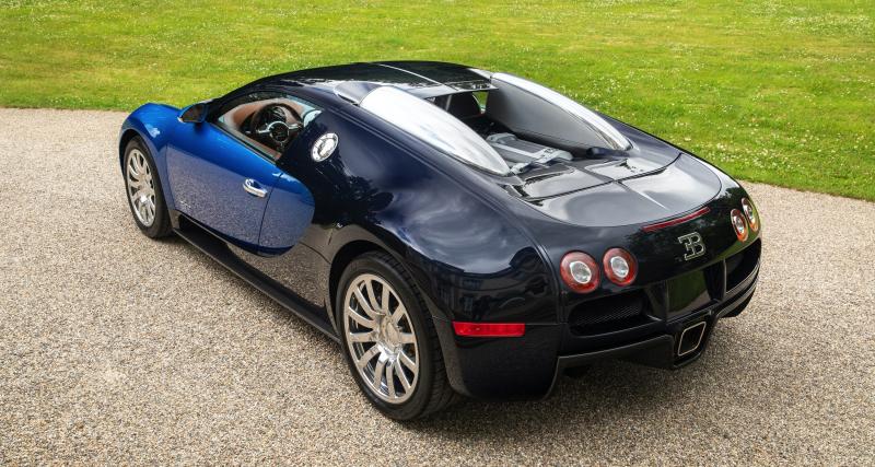 Bugatti Veyron Grand Sport au 1er plan, la Bugatti Veyron Coupé au second plan