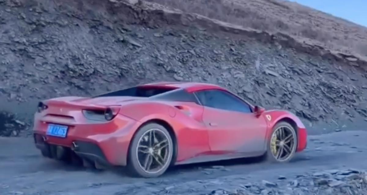Cette Ferrari s'aventure sur un terrain qui n'est pas le sien, le conducteur a l'air perdu