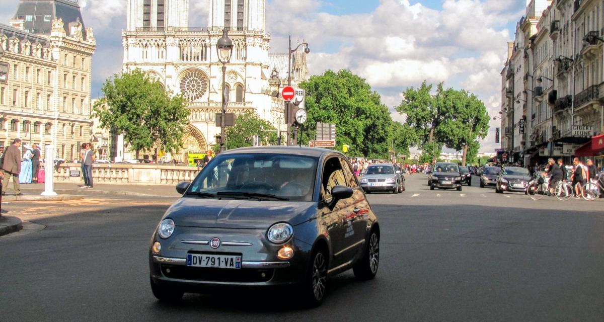 Ce chauffard fait n'importe quoi dans les rues de Paris, ça se finit contre un lampadaire