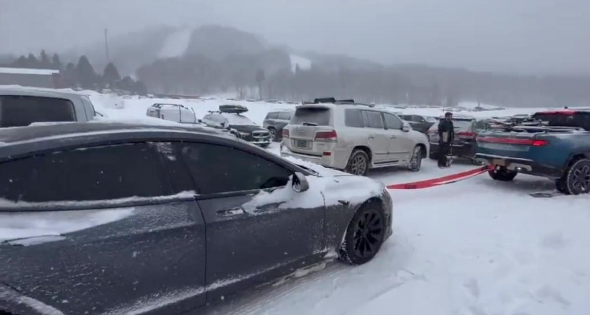 Une Tesla vient à la rescousse d'un pick-up électrique coincé dans la neige