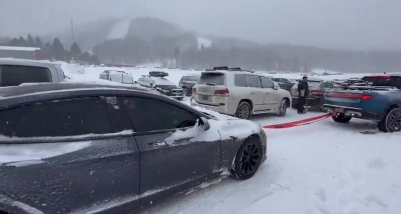  - Une Tesla vient à la rescousse d’un pick-up électrique coincé dans la neige