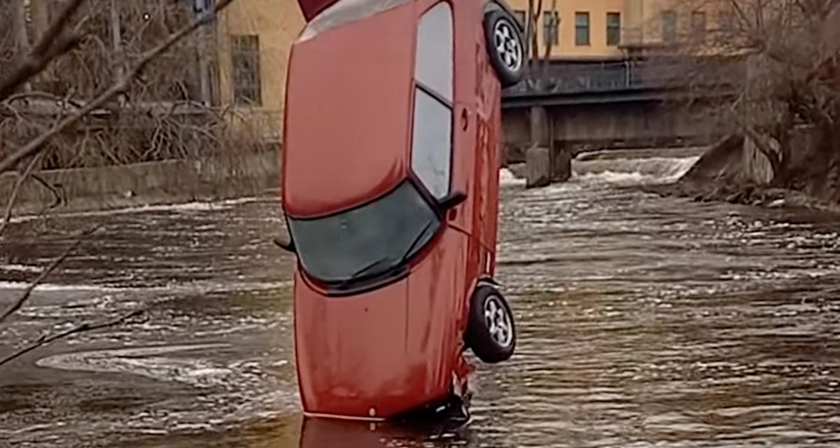 Cette voiture est coincée à la verticale sur une rivière gelée