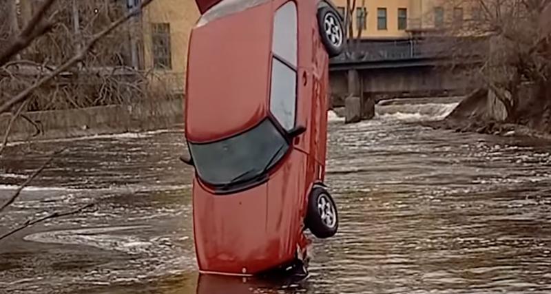  - Cette voiture est coincée à la verticale sur une rivière gelée