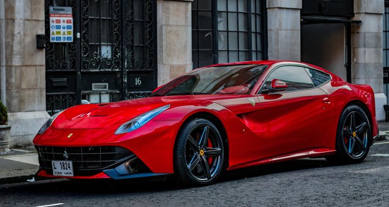 - Cette Ferrari est garée sur un emplacement réservé aux bus, elle est délogée avec le plus grand soin