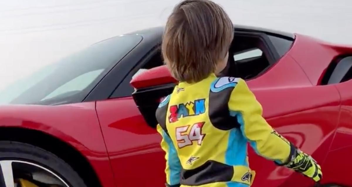 VIDEO - Cet enfant de 3 ans conduit une Ferrari sur circuit, quel veinard !