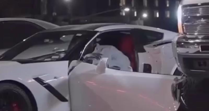  - VIDEO - Il ouvre la portière de sa Corvette au moment où un pick-up passe, elle lui reste dans les mains