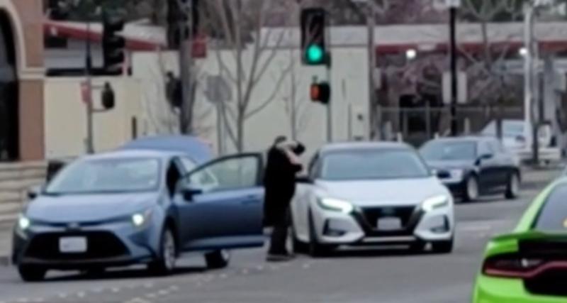  - VIDEO - Cette altercation entre deux conducteurs finit en course-poursuite, il est temps que la police s'interpose