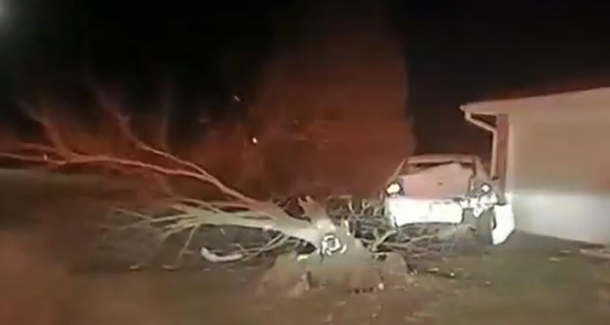 VIDEO - Le chauffard essaie d'échapper à la police en marche arrière, il finit dans un arbre