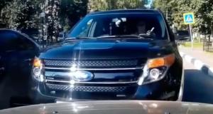 VIDEO - Ce conducteur se retrouve en contresens, il se permet de râler quand on veut le remettre à sa place
