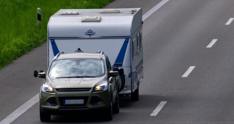 VIDEO - Cette voiture tractant une caravane refuse d'obéir à la police, ça se transforme en une improbable course-poursuite