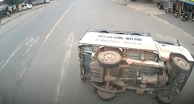  - VIDEO - Cette camionnette veut doubler un vrai poids lourd, elle est retournée comme une crêpe