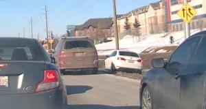 VIDEO - Ces voitures roulent sur la bande d'arrêt d'urgence pour éviter les bouchons, jusqu'à ce qu'ils tombent sur une voiture en panne