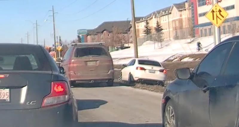 - VIDEO - Ces voitures roulent sur la bande d'arrêt d'urgence pour éviter les bouchons, jusqu'à ce qu'ils tombent sur une voiture en panne
