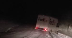Ce camion de livraison galère sous la neige, les clients auront de la chance s'ils récupèrent leurs colis