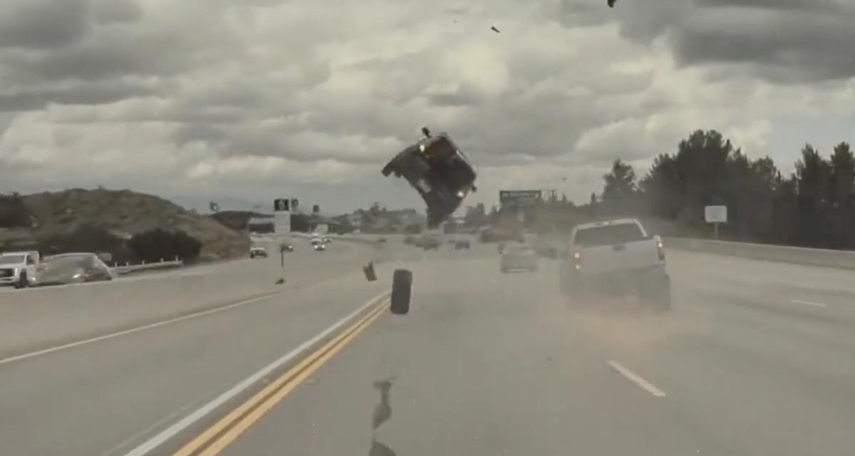 VIDEO - Le pick-up perd une roue sur l'autoroute, la voiture à côté s'envole