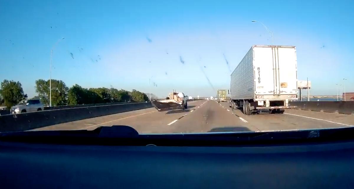 VIDEO - Cette camionnette perd son sommier sur l'autoroute, le conducteur ne s'aperçoit de rien