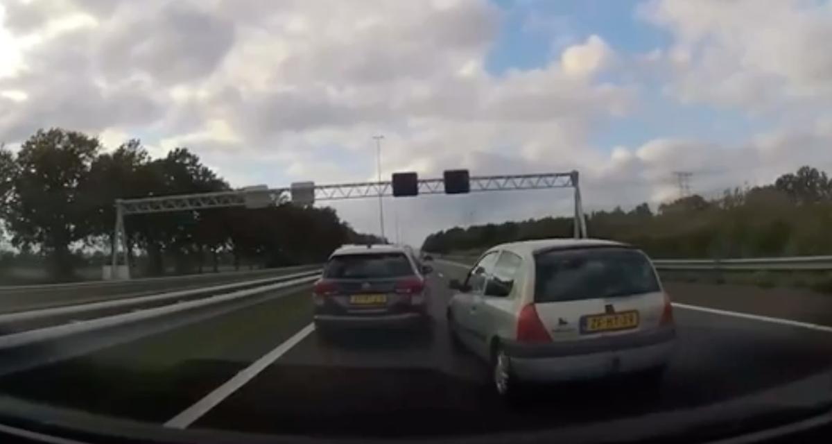 VIDEO - Ce chauffard veut forcer le passage pour doubler, il ne pardonne pas qu'on ne lui cède pas la place